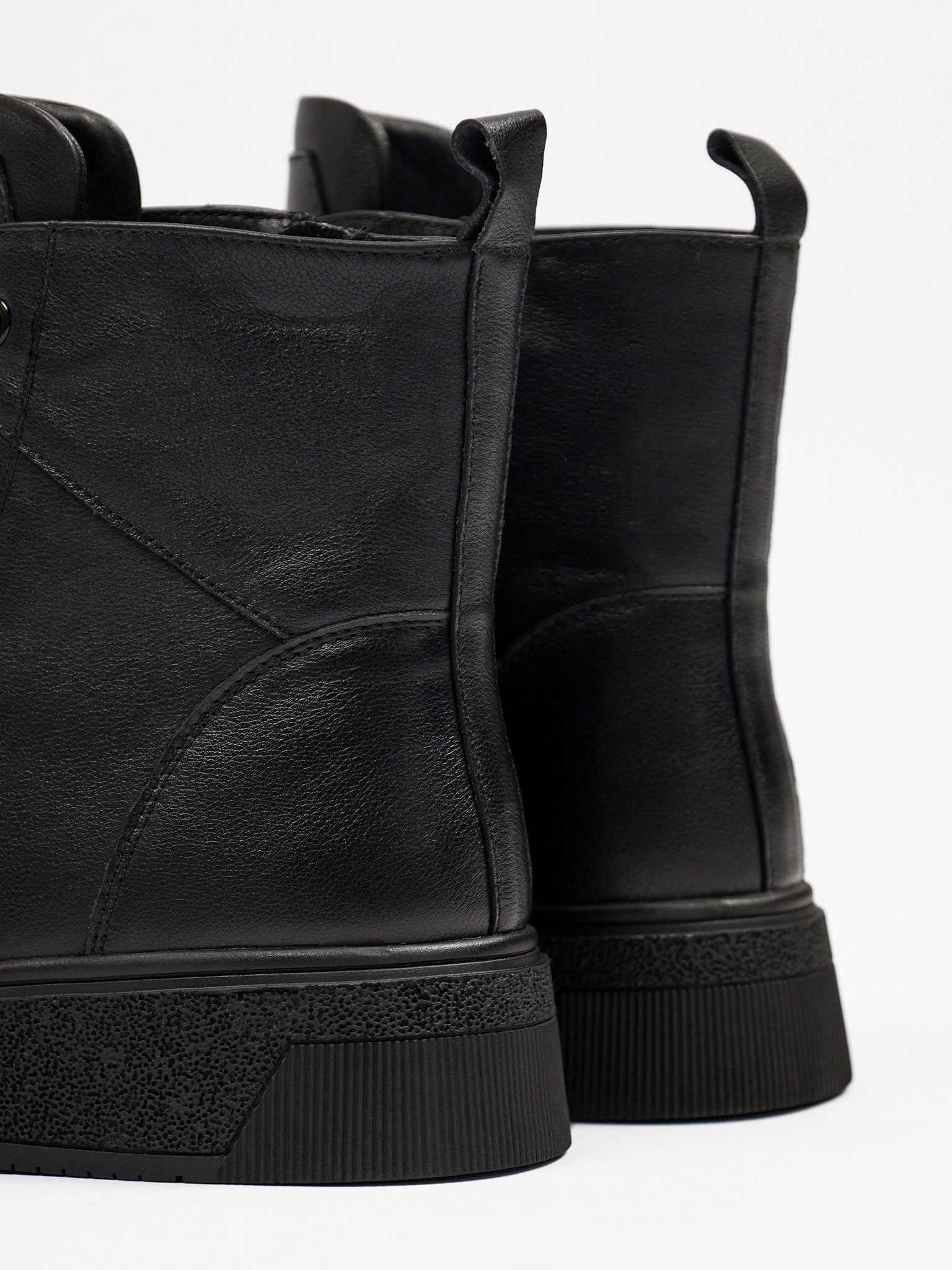 Ботинки черного цвета на средней платформе